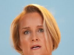 ¡Cómo llevar un broche sin parecerte a tu abuela! A medida que el accesorio tradicional regresa, los expertos revelan trucos para que sea fabuloso y no desaliñado