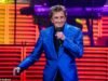 El cantante de Copacabana Barry Manilow, de 82 años, revela que está luchando contra el cáncer de pulmón y se someterá a una cirugía