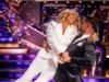 Tess Daly es sorprendida por Aljaž Škorjanec como un ‘regalo de despedida’ de los jueces en el especial de Navidad de Strictly Come Dancing, y Claudia Winkleman queda anonadada por el gran gesto de la leyenda del espectáculo.