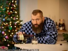 ‘La vida ha sido una locura desde Los Traidores. Dije que sí a todo, luego me resultó muy difícil disfrutarla’: JOE MARLER sobre la vida como estrella de televisión, un nuevo programa de viajes con Joe Wilkinson, el grupo de WhatsApp y la reunión de Mayfair y la estrella del deporte que deben conseguir a continuación.