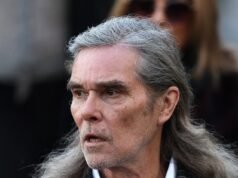 Los dolientes se alinean en las calles para presentar sus últimos respetos a la leyenda de The Stone Roses, Gary ‘Mani’ Mounfield, en el funeral de la estrella.