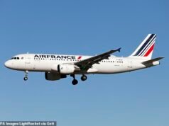 Terror a bordo del avión de Air France cuando el avión cae “de morro” a 5.000 pies minutos después de que el motor explota, incendiando el “ala” y dejando a los pasajeros temiendo ser “destrozados”.