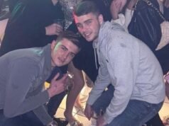 En la foto: Dos adolescentes de 19 años murieron cuando el taxi Tesla que los llevaba a casa después de la noche de Navidad con amigos se estrelló contra un árbol.