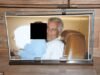 Nuevas fotos de Epstein que le revuelven el estómago lo muestran besando y abrazando a chicas en un jet privado