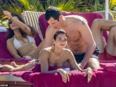 A Dua Lipa en bikini le frotan loción solar en el trasero con su cariñoso futuro esposo Callum Turner mientras van a la playa en México en un viaje de lujo.