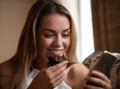 Por qué es mejor para tu cintura desplazarse en tu TELÉFONO mientras comes en lugar de mirar televisión