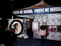 Fury mientras Turning Point construye una réplica de la tienda donde Charlie Kirk fue asesinado para que los fanáticos puedan tomar SELFIES