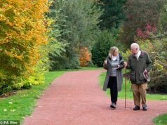 El rey Carlos bromea diciendo que “de vez en cuando me corta trozos de los dedos” mientras atiende los Jardines Reales.