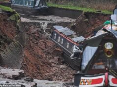 Un hombre saltó de una embarcación angosta que volcó cuando fue tragada por un ‘sumidero’ del canal en medio de la noche, mientras familias devastadas se quedan sin hogar días antes de Navidad.