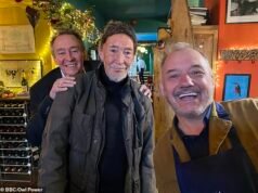 Bob Mortimer rinde un divertido homenaje al “gigante brillante y divertido” Chris Rea mientras recuerda su legendaria historia del “huevo en el baño” para el deleite de los fanáticos.