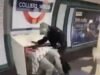 Momento en que estalla una pelea entre tres hombres con cuchillo en la plataforma del metro frente a pasajeros horrorizados