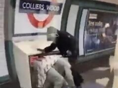 Momento en que estalla una pelea entre tres hombres con cuchillo en la plataforma del metro frente a pasajeros horrorizados