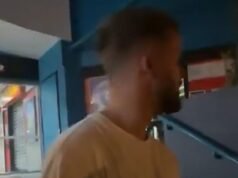 La estrella de Inglaterra Ben Duckett parece estar borracho durante la gira de Ashes por Australia, mientras aparece un video del bateador solo y aparentemente perdido cuando se le pregunta si sabe dónde se hospeda.