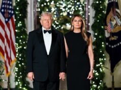 Melania y Donald Trump se burlan sin piedad por una seria foto navideña: ‘¿Por qué no sonríen?’