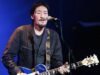 La tragedia navideña de Chris Rea: cómo la familia del cantante quedó desconsolada después de que él se convirtiera en el tercero de sus hermanos en morir en solo tres meses.