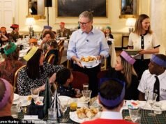 Starmer admite que la gente todavía está “luchando con el costo de vida” en un pesimista mensaje navideño mientras enfrenta una creciente amenaza de golpe laborista.