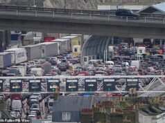 La carrera final hacia casa: el tráfico alcanzará su nivel más intenso en cinco años hoy con 4,2 millones de escapadas planeadas, ya que los expertos dicen que se deben evitar las carreteras entre las 11 a.m. y las 7 p.m. con los aeropuertos llenos y los servicios ferroviarios terminando temprano.