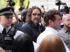 Russell Brand bromea sobre el próximo caso judicial mientras ataca el intento del gobierno de eliminar los juicios con jurado horas después de que fuera acusado de dos nuevos cargos de violación y agresión sexual.