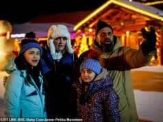 Los espectadores de la BBC desconectan “la peor comedia que jamás hayan visto” en cuestión de minutos, calificándola de “vergonzosamente despierta y sin gracia”.