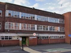 Un médico “altamente cualificado” bebió una botella de vodka antes de estrellarse contra un coche aparcado frente a la escuela