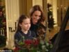 ¡Un dúo real! Kate Middleton está acompañada por su hija Charlotte en el piano mientras actúan juntas en la inauguración del concierto de villancicos repleto de estrellas de la princesa.