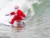¿Un Papá Noel surfista? No es el único que se aventuró al mar para darse un chapuzón en Nochebuena