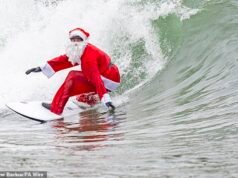 ¿Un Papá Noel surfista? No es el único que se aventuró al mar para darse un chapuzón en Nochebuena