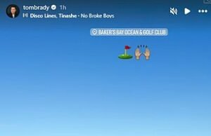 Tom Brady muestra un físico desgarrado mientras se queda sin camisa para la ronda de golf de Nochebuena con su hijo Jack