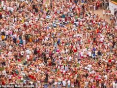 Escenas asombrosas mientras miles de mochileros se apretujan en una de las playas más famosas de Australia para las celebraciones del día de Navidad.