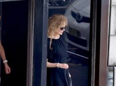 Nicole Kidman luce una figura discreta con un modesto vestido negro mientras asiste sola a la misa del día de Navidad en Sydney, mientras hace su primer viaje a Australia después de su separación de Keith Urban.