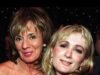 Sue Johnston, de la familia Royle, rinde un sentido homenaje a su fallecida coprotagonista Caroline Aherne en su “cumpleaños celestial”, nueve años después de la trágica muerte de la actriz a los 52 años.