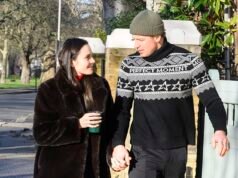 Holly Ramsay y Adam Peaty se toman de la mano para unirse a su familia en un paseo por la mañana de Navidad mientras su madre y su padre, separados, salen solos dos días antes de su gran boda.