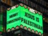 Neoyorquinos enfurecidos por el cartel navideño de Times Square que proclama “Jesús es palestino”