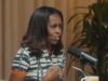 Momento incómodo en el que Michelle Obama llama “sexy” al presentador invitado Henry Winkler durante un podcast
