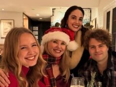 Christie Brinkley, de 71 años, hace el raro movimiento de posar con los tres hijos que tuvo con tres hombres diferentes.