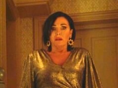 El especial de Navidad de EastEnders comienza con un asesinato brutal cuando el villano muere después del enfrentamiento con Queen Vic