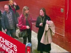 Taylor Swift, con cara de piedra, observa cómo su prometido Travis Kelce y los Chiefs pierden el encuentro festivo
