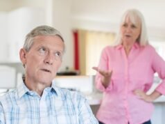 Primero, mi marido, de mediana edad, se mostró distante. Luego se quedó pegado a su teléfono. Cuando finalmente descubrí lo que estaba haciendo, nos destruyó. Ahora quiero advertir a otras esposas.