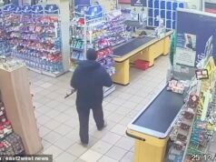 Sorprendente momento en que un hombre armado con un rifle de asalto AK-47 abre fuego en medio de un supermercado en Ucrania