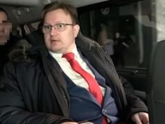 Momento en el que un diplomático ruso es emboscado por agentes del FSB y detenido en una furgoneta por “pasar secretos a la inteligencia estadounidense”