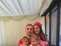 Dani Dyer comparte dulces fotografías familiares mientras Tom Daley flexiona sus músculos con un chaleco verde tejido de árbol de Navidad mientras las estrellas continúan compartiendo celebraciones festivas.