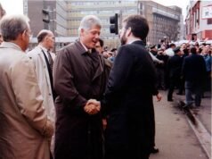 La foto de Bill Clinton estrechando la mano de Gerry Adams en 1995 nunca habría sucedido si la Casa Blanca se hubiera salido con la suya.