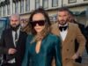 Victoria Beckham sorprende con un impresionante vestido verde azulado de satén de £1,290 de su propia colección, mientras que su hija Harper, de 14 años, sigue los glamorosos pasos de su madre con un bolso Bottega de £3k mientras la familia asiste a la boda de Adam Peaty y Holly Ramsay.