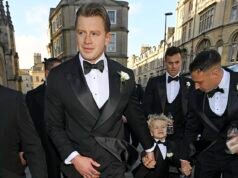 Adam Peaty, de 30 años, llega de la mano de su hijo George, de cinco años, mientras se prepara para casarse con Holly Ramsay en una boda repleta de estrellas.