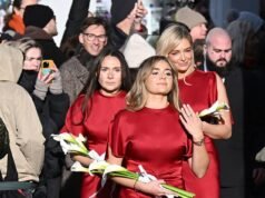 Bethany Peaty se une a Tilly y Megan Ramsay como damas de honor mientras lucen vestidos de satén rojo en las nupcias de Holly y Adam en medio de una disputa con su familia.