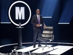 La BBC es acusada de simplificar a Mastermind después de que el presentador Clive Myrie le preguntara al concursante qué mascota doméstica hace los sonidos “guau, guau” y “guau guau”.