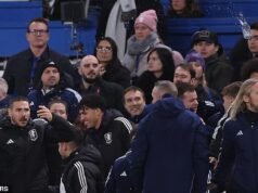 Chelsea inicia una investigación después de que una botella de agua arrojada cerca del banquillo de los Blues empapara a las estrellas del Aston Villa durante las celebraciones posteriores al partido con las emociones a flor de piel después de la derrota en Stamford Bridge.