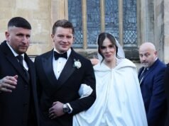 Adam Peaty lloró cuando el “amor de su vida”, Holly Ramsay, caminó hacia el altar mientras el amigo del mundo del espectáculo del novio decía que era “un privilegio” estar en “la boda de este hombre increíble” después de que su familia no fuera invitada.