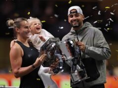 Nick Kyrgios gana la batalla de los sexos contra Aryna Sabalenka mientras la BBC se disculpa por problemas técnicos y los fanáticos se quejan de las nuevas y extrañas reglas durante el controvertido evento.