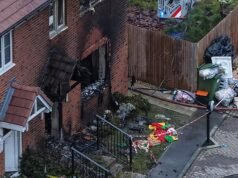 Un niño muere después del incendio de una casa navideña y cinco heridos: continúa la investigación sobre la causa del incendio